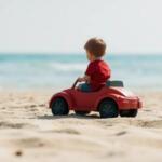 Niño, elefante y miedo en la playa