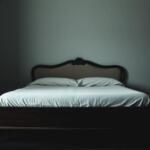 Sueño inquietante: Mente atormentada en la cama