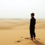 Jóven enfrentando el desierto y su sombra