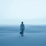 Figura solitaria frente al horizonte implacable