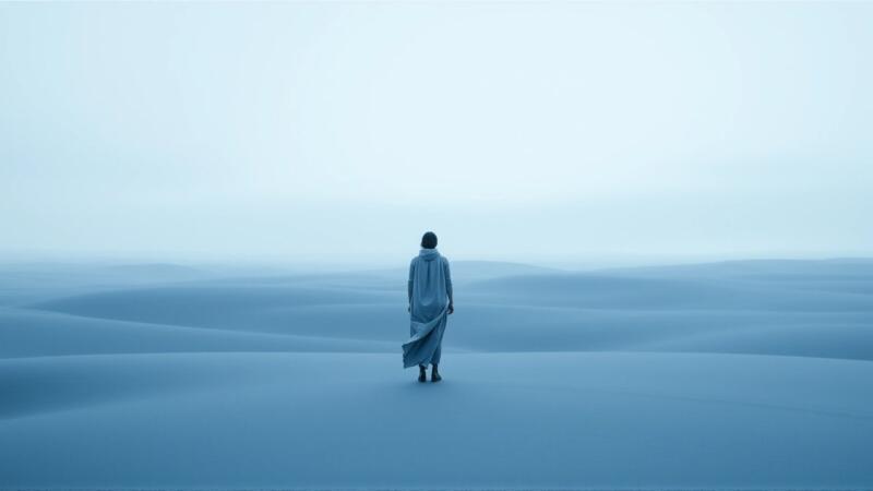 Figura solitaria frente al horizonte implacable