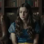 Joven que recuerda a Blancanieves sentada en un sillón de cuero en un estudio lleno de libros, con una atmósfera melancólica e introspectiva.