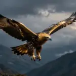 Águila dorada volando sobre montañas tormentosas al atardecer.