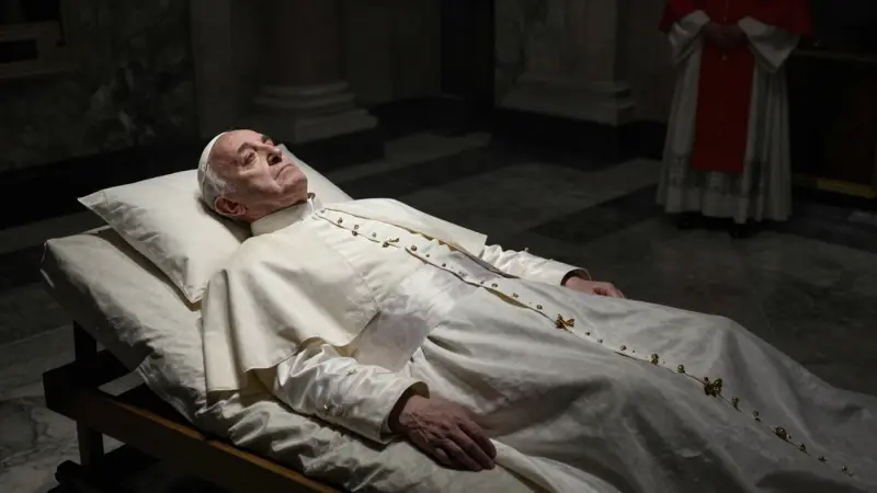Retrato realista del Papa Francisco yacente en estado dentro de la grotto vaticana, con iluminación tenue y ambiente solemne.