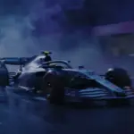 Coche de Fórmula 1 parcialmente sumergido en una nebulosa azul y violeta, con un ambiente onírico y melancólico.