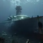 Casco sumergido del Titanic en el fondo del océano, con restos esparcidos y una figura humana apenas visible contemplando el naufragio.