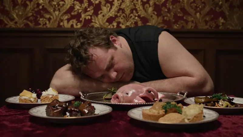 Hombre corpulento desplomado en una mesa repleta de comida, con un rostro porcino sutilmente visible en el reflejo de una bandeja de plata.