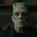Retrato de un hombre pensativo, similar a Robert De Niro interpretando a Frankenstein, con cicatrices sutiles, en un consultorio psicológico con estanterías llenas de libros antiguos.