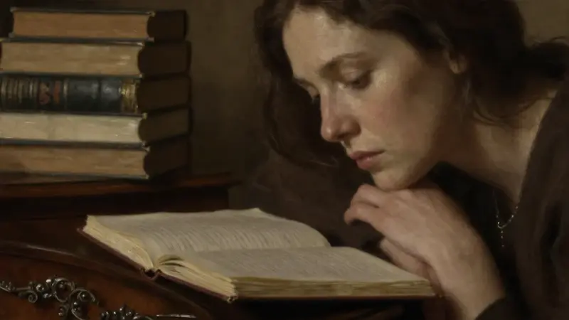 Mujer pensativa con un diario de sueños abierto en su regazo, rodeada de libros antiguos en una habitación tenuemente iluminada.