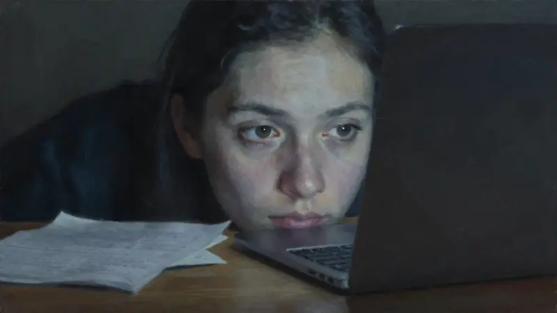 Primer plano de rostro parcialmente visible iluminado por una laptop, rodeado de notas sobre psicología del sueño en un escritorio de madera. Ambiente introspectivo y tenue.